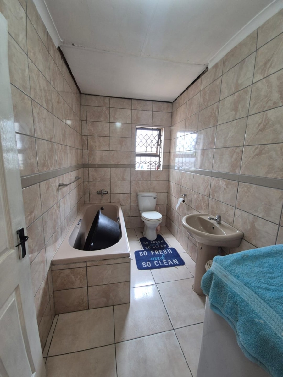 2 Bedroom Property for Sale in Overbaakens Eastern Cape